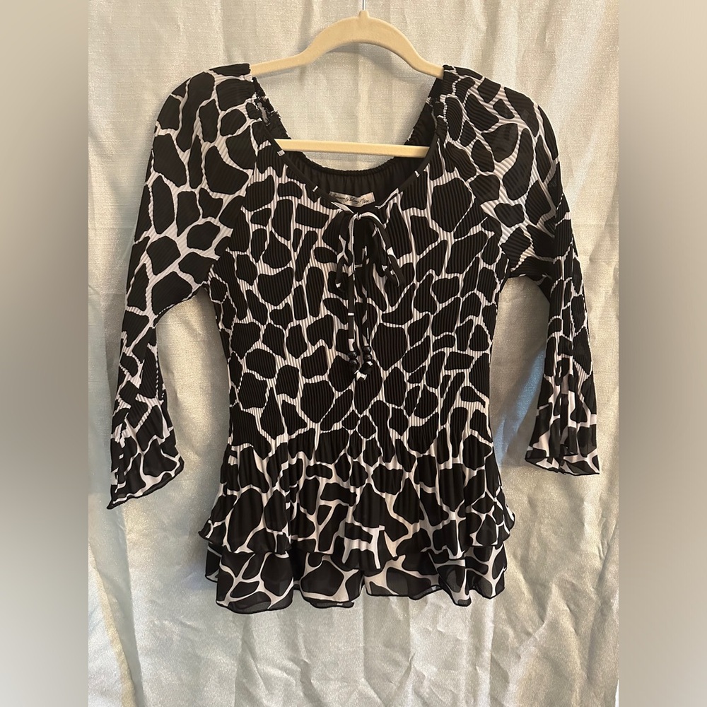 Women’s animal print long sleeve top.  Size: Small.  Dark brown/ ivory giraffe.